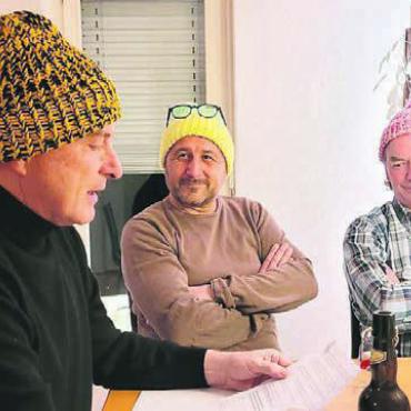 Lieber hinter als auf der Bühne - Hans Melliger vom Sarmenstorfer Fasnachtskalender hält die Laudatio, die früheren Preisträger Peter Thurnherr und Balz Saxer (von links) hören aufmerksam zu.