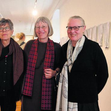 Bescheiden und reich in einem - Die drei Kuratorinnen freuten sich ob dem grossen Interesse, von links: Marianna Gostner, Christine Läubli und Irene Brühwiler. Bilder: Annemarie Keusch