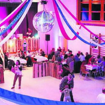 Musik und Feststimmung - Gemütliche Atmosphäre in der festlich dekorierten Turnhalle in Büttikon. Bild: zg
