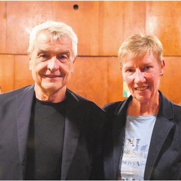 Werte und Hoffnungen erkunden - Autor und Regisseur Walter Küng und OK-Präsidentin Irene Hofstetter entzündeten bei den vielen Interessierten das Feuer für die Freilichttheater-Produktion vom kommenden Jahr. Bild: Verena Anna Wigger