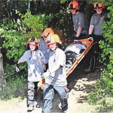 Ein Hoch auf das Geburtstagskind - Eine Herausforderung: der Hindernislauf mit Übungspuppe durch unwegsames Gelände.