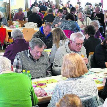 Spiel, Spass und vielleicht ein Gewinn - Volle Konzentration, denn jede Zahl will abgedeckt werden. Bild: zg