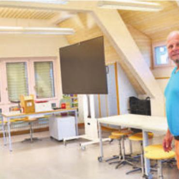 Hochsaison für den Hauswart - André Lörtscher ist mit Herzblut Hauswart im Schulhaus Bünzen. Bild: tst