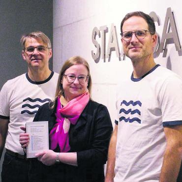 Letzten Meilenstein erreicht - Die Co-Projektleiter Patrick Zehnder (links) und Fabian Furter übergaben ihre Dokumente Marion Wullschleger, Leiterin Sammlungen und Bestände. Bild: pd