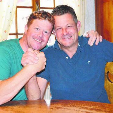 Die zwei Gastronomen sind seit Jahren befreundet und unterstützen sich: Peter Wyrsch, «Löwen» Boswil (links), und Jürg Meyer, Wirtschaft Niesenberg. Bild: Annemarie Keusch