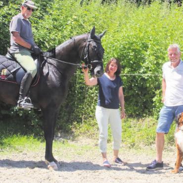 Auch für Anfänger ein Platz - Das Team des Kavallerievereins Bünztal freut sich auf die Springkonkurrenz. Von links: Josef Breitschmid, Corinne Schramm, Markus Schädeli. Bild: Josip Lasic