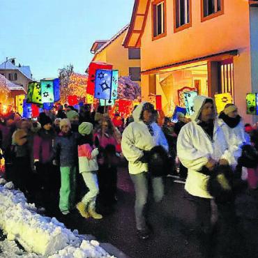 Zeit für den Samichlaus - Die farbenfrohen Laternen der Jubla Muri leuchten am Auszug den Weg.