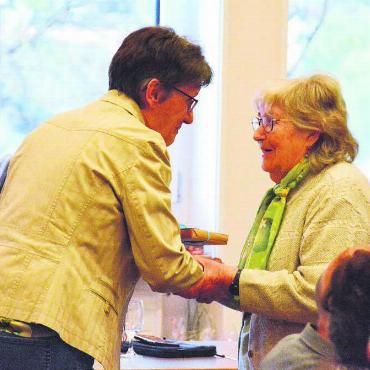 Sie tragen das Dorf mit sich - Doris Koch (links) übergibt den freiwilligen Helferinnen und Helfern ein kleines Präsent zum 10-Jahr-Jubiläum. Bilder: Celeste Blanc