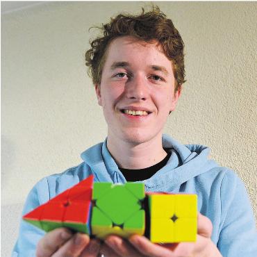 Immer schneller und schneller - Drei von vielen Würfeln, an denen Daniel Brem quasi täglich übt. Es macht einfach Spass, sagt der 17-Jährige. Bild: Annemarie Keusch