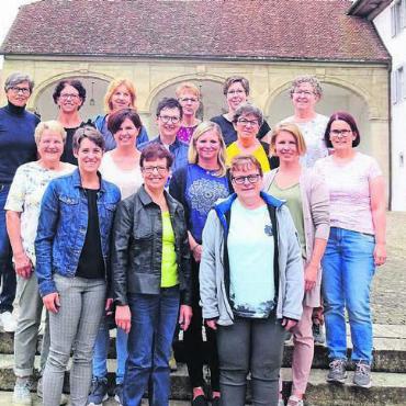 Weil das Gute so nah ist - Gruppenbild vor dem Kloster Muri. Bild: zg