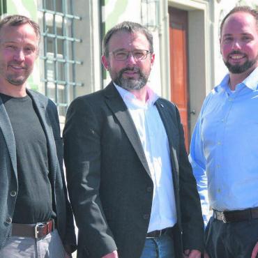 Grünliberale Politik stärken - Hans-Peter Budmiger (links) und Co-Präsident der GLP Marlon Keller (rechts) freuen sich über den Zugang vom Sinser Vizeammann Marco Meier. Bild: Celeste Blanc