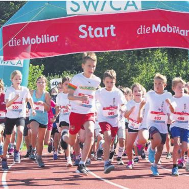 Von Waffenläufer bis Schüler - Alle Freiämter Schulklassen können am diesjährigen Herbstlauf kostenlos antreten. Die Schule Buttwil ist bereits mit von der Partie. Bild: zg