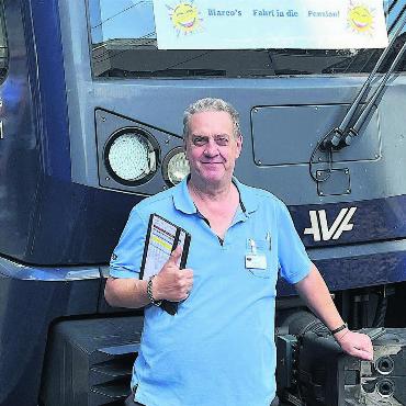 «Der coolste Job der Welt» - Marco Bianchi posiert nach seiner letzten Fahrt mit der S17 vor dem Lokfahrzeug. Fast vier Jahrzehnte lang navigierte er die Züge der BDB (und der WM) rund um Bremgarten. Bild: Walter Minder