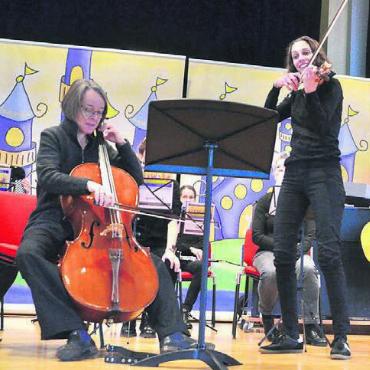 Bezauberndes «Musikschloss» - Die Streicherinnen beim Vorspiel: Anette Knierim (Cello) und Brigitte Galley (Violine).