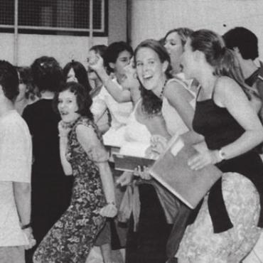 Der Bezirksschulchor Muri sorgt mit packender Musik für Abwechslung. Bild: Archiv