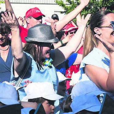 Fest der Lebensfreude - Da kommt pure Freude auf: Bei der Eröffnung tanzten und jubelten Kinder und Lehrpersonen zusammen.