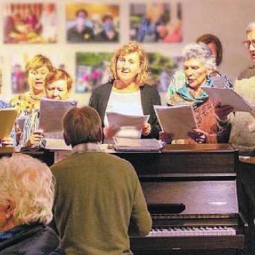Tut Körper und Seele gut - Der Winterchor der Volkshochschule bescherte den Bewohnerinnen und Bewohnern des St. Martin besondere Stunden. Bild: zg