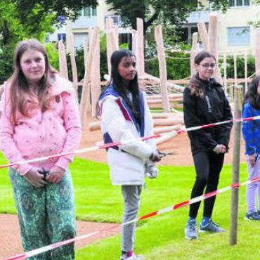 Sturm auf den neuen Spielplatz - Bereit für den Eröffnungsschnitt: die Delegierten des Schulparlaments. Bild: tst