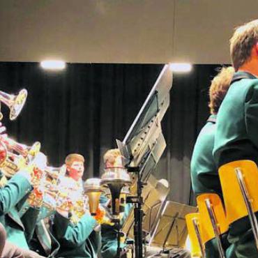 Musikalische Magie - Zum letzten Mal in alter Uniform: Die MG Bünzen am Jahreskonzert. Bild: tst
