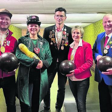 Leinen los für die Fasnacht - Geballte Schultheissen-Power beim traditionellen Städtetreffen am 11. November, von links: Marc Nater (Wien), Katja Fahler (Hohenwien), René Neiger (Neuenburg), Daniela Schweizer (Wien) und Simon Waltenspühl (Adelburg). Bild: zg