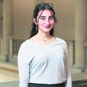 Feuer und Flamme für Chemie - Mara Robinson, fotografiert im Hauptgebäude der ETH Zürich. Dass sie hier ihre Arbeit präsentieren durfte, machte ihr riesigen Spass. Bild: Schweizer Jugend forscht