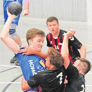 Kuriose Endphase beendet Serie - Kein Durchkommen. Julius Behrendt (drei Tore) und die SG Wohlen-Mutschellen müssen die erste Saisonpleite einstecken. Bild: sh