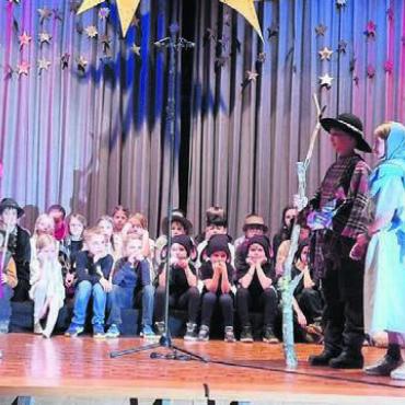 Kinder sind die Stars des Abends - Hanna, die Bethlehem verlassen will, begegnet Maria und Josef, die dorthin reisen.