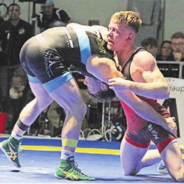 Endspurt - Freiämter Sportler des Jahres - NINO LEUTERT (26)
OTTENBACH / RS FREIAMT
RINGEN
National dominiert Nino Leutert seine Gewichtsklasse. An den Schweizer Einzelmeisterschaften im Freistil holt er den Titel. In der Mannschaftsmeisterschaft ist er das Mitglied der RS Freiamt mit der besten Jahresbilanz. Die Krönung des Sportjahres 2025 gelingt ihm aber mit seinem bisher grössten internationalen Erfolg: An der CISM-Militär-Weltmeisterschaft in Deutschland gewinnt Leutert die Bronze-Medaille.