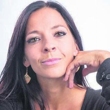 «Singe gerne an Beerdigungen» - Sängerin Sarah Huber kompo-Bild: zg