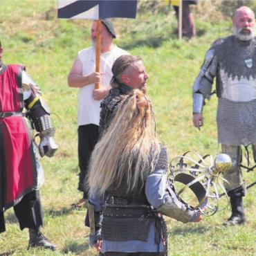«… und es hat WUMS gemacht!» - Als Zeichen ihres Sieges präsentieren die Wikinger die gestohlene Krone. Nach dem Kampf feierten beide Seiten dann gemeinsam.