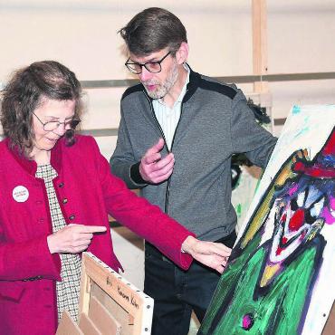 Akt der Wertschätzung - Verena Schütz und Robert Keller begutachten die Leihgaben, die ab heute in der Bleichi bestaunt werden können. Bilder: Daniel Marti