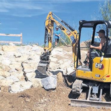 Ort, um Biketräume auszuleben - Der Bagger bringt die grossen Brocken in Position, es entsteht ein «Rock Garden» mit unterschiedlich anspruchsvollen Passagen.