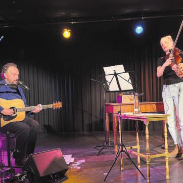 Musikwelten unter einem Dach - Songwriter Stephen Burch mit Violinistin Sophia Basler spielte im Sternensaal auf.