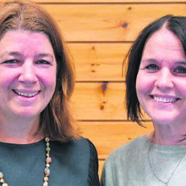Doppelte Frauenspitze für Bettwil - Die frisch gewählte Frau Gemeindeam-mann Dominique Hoffmann, links, mit ihrer erfahrenen Frau Vizeammann Claudia Gauch.Bild: vaw
