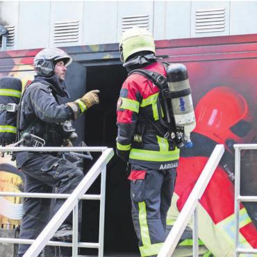 Atemschutz auf neuestem Stand - Im Brandsimulationscontainer absolvierten die Feuerwehren Arni-Islisberg, Oberwil-Lieli und Zufikon verschiedene Posten. So konnte der Atemschutz mit realen Bränden für den Ernstfall trainieren. Bild: Stefan Treier