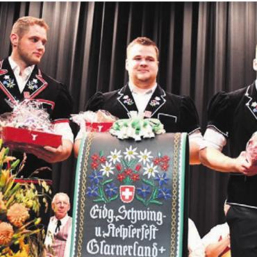 Auf Tuchfühlung mit ihrem Helden - Jonas Wüthrich, Pascal und Philip Joho wurden für ihre Leistungen ebenfalls geehrt.
