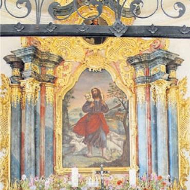 Ort der Besinnung auf dem Horben - Der festlich mit Blumen geschmückte Altar der St.-Wendelin-Kapelle auf dem Horben.