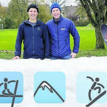 Schnee auf dem Pausenplatz - Mauro Nogara (rechts) und Nathanael Schärer brachten den Schnee auf den Pausenplatz – und das Thema Schneesportlager. Bild: zg