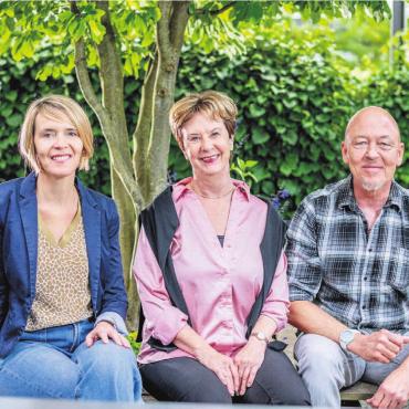Das «Rössli» wird zur «Gnüsserei» - Die Akteure der «Gnüsserei». Von links: Marlies und Nicole Laubacher mit Küchenchef Andreas Geisendorf. Bild: zg