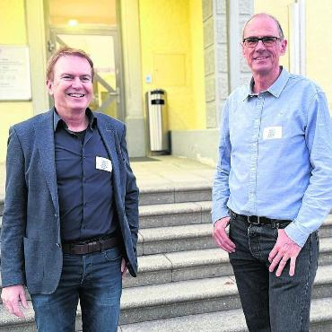 Nicht mehr wegzudenken - Referent Daniel Renggli (links) und Organisator Daniel Nick vor dem Gemeindehaus in Unterlunkhofen. Bild: rah