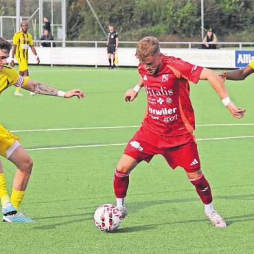 Berg- und Talfahrt geht weiter - Yves Furrer (Mitte) vom FC Muri ist hier für einmal im gegnerischen Strafraum. Die Freiämter waren offensiv aber viel zu harmlos. Bild: pf