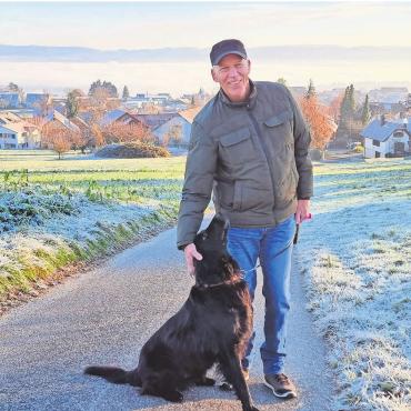 Mit gesunder Distanz zum Amt - Auf dem Weg zu seinem, wie er sagt, Kraftort hat Thomas Huwiler einen wunderbaren Überblick über Dorf und Tal. An diesem Morgen zeigt es sich als Nebelmeer über dem Tal. Bild: Verena Anna Wigger