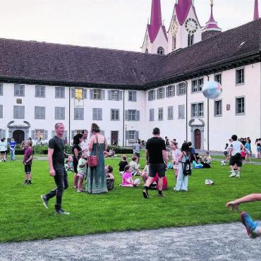 Ein Sommerabend zum Geniessen - Gross und Klein vergnügte sich an der Usestuehlete auf der Klosterwiese. Bild: Verena Anna Wigger