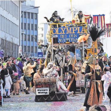 Kunterbunte Fasnachtsparty - Die Fasnachtsgesellschaft Olympia Wohlen wusste – so wie immer – zu begeistern. Note 6 für die Gruppe. Bilder: Chregi Hansen, Roger Wetli, Daniel Marti
