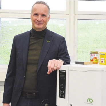 Sie sorgen dafür, dass alles hält - Im Alltag sind die Produkte, an deren Verpackungen auch die Firma Robatech mitwirkt, omnipräsent. CEO Yves Ottiger zeigt einige davon. Bild: Annemarie Keusch