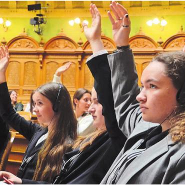 Demokratie zum Mitspielen - Showdown im Bundeshaus: Wo sonst die Nationalräte abstimmen, durften am Mittwochnachmittag die Jugendlichen ran. Im Bild die Fraktion aus Muri. Bilder: Thomas Stöckli