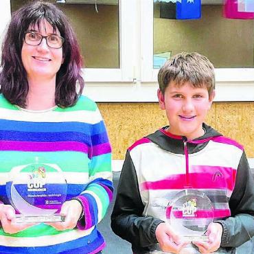 Rundum gelungener Abend - Strahlende Jasskönige: Sonja Bundi-Elvedi und Colin Schläpfer durften sich über den Pokal freuen. Bild: zg