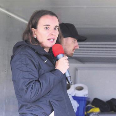 Ein schlammiger Hauch Olympia - Michelle Andres macht die Verletzung nach ihrem Sturz an den Olympischen Spielen noch zu schaffen. Nachdem sie am Samstag feierlich empfangen wurde, liess sie es sich dennoch nicht nehmen, die Rolle als Speakerin am Renntag zu übernehmen. Bilder: Josip Lasic