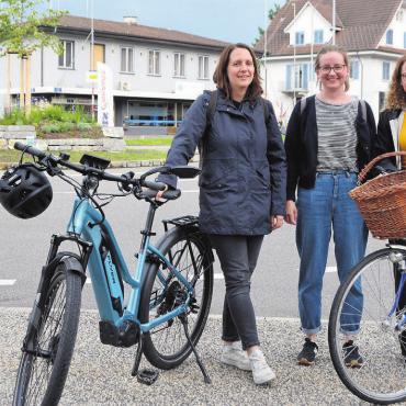 Sicherheit über allem - Sie finden, dass die Verkehrssicherheit gerade für den Langsamverkehr beim Kreisel zu wenig hoch gewichtet ist, von links: Valérie Weibel, Lea Küng und Muriel Weibel, alle Vertreterinnen der Arbeitsgruppe Mobilität und Ortsplanung des Muri Energie Forums. Bild: Annemarie Keusch