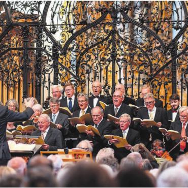 Musik gewordene Lebensfreude - Mit grosser Leidenschaft am Werk: die Sängerinnen und Sänger des Singkonvents Freiamt in der Klosterkirche Muri. Bilder: Elias Denzler